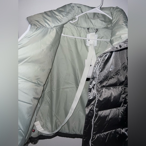 -BRAND NEW WITH TAGS- NIKE Woman’s XL Silver Metallic Puffer Jacket - Picture 4 of 15